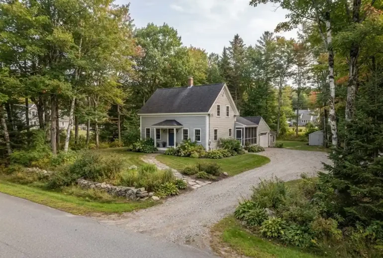 Traditional Maine home on a wooded residential property in Winterport